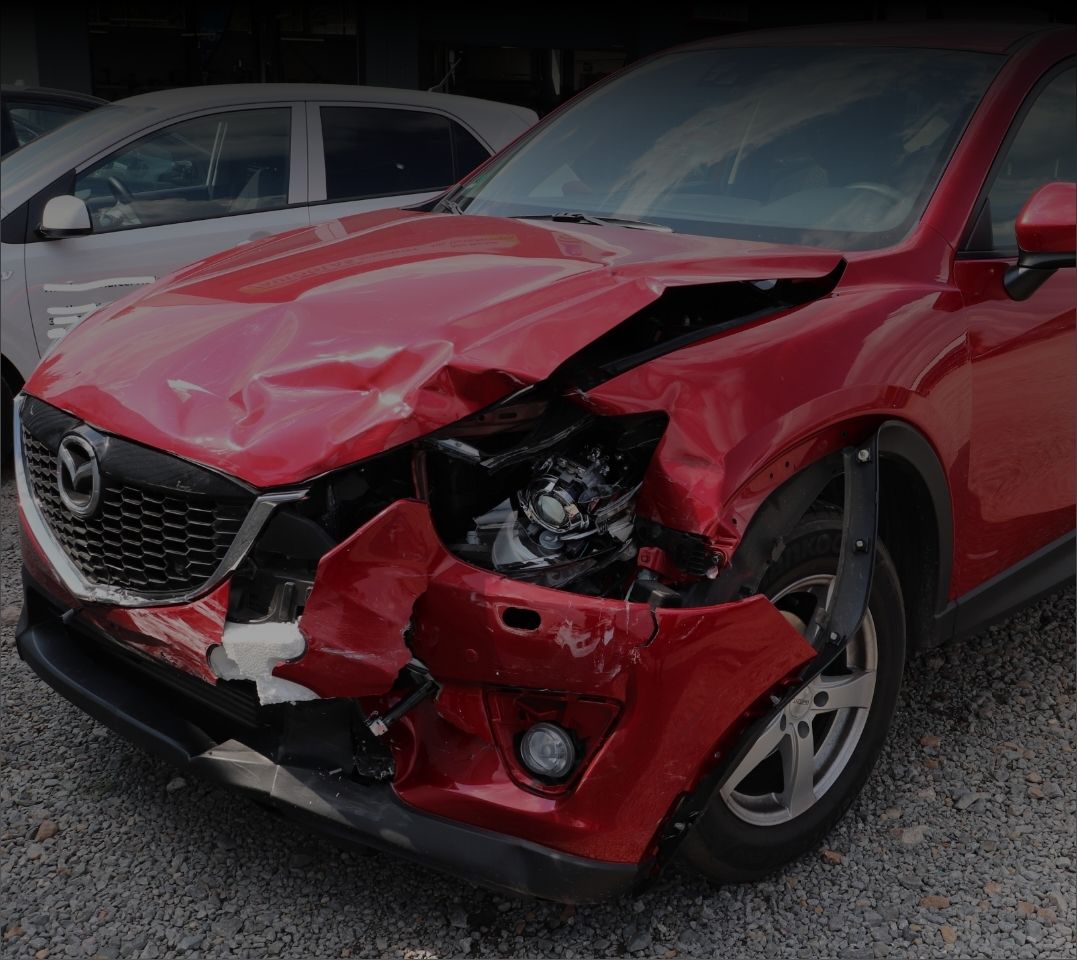 Rotes Unfallfahrzeug mit beschädigter Front